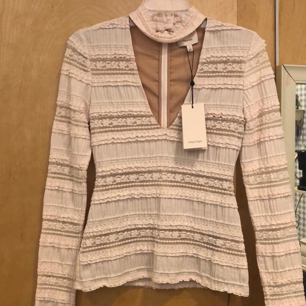 CINQ À SEPT brand new pink lace vneck blouse